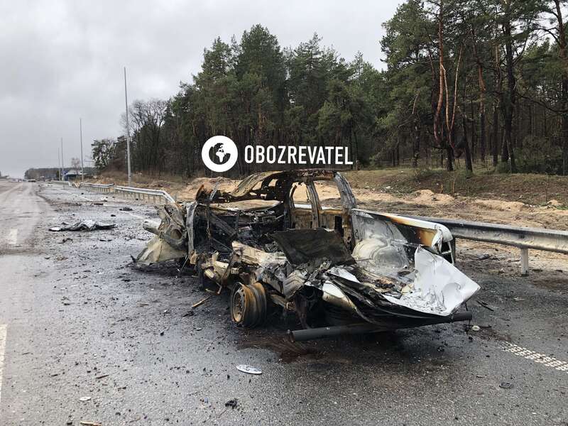 Сожженное из-за обстрелов оккупантами гражданское авто