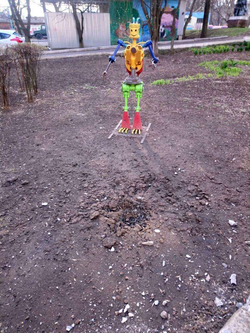 Наслідки обстрілу дитячого майданчика біля лікарні / Фото Віталія Кіма dqxikeidqxitkant