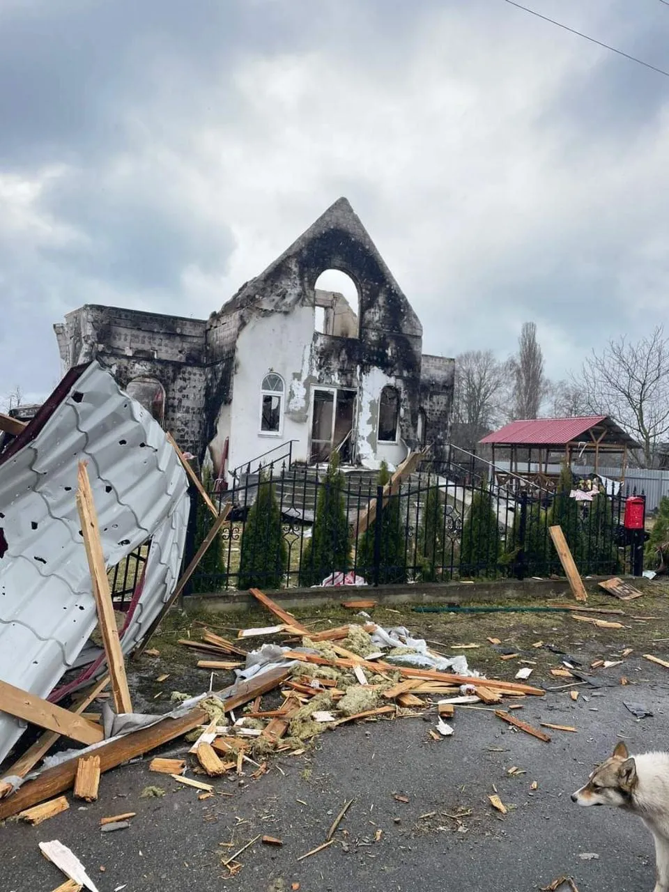 Сгоревшие здания в селе.