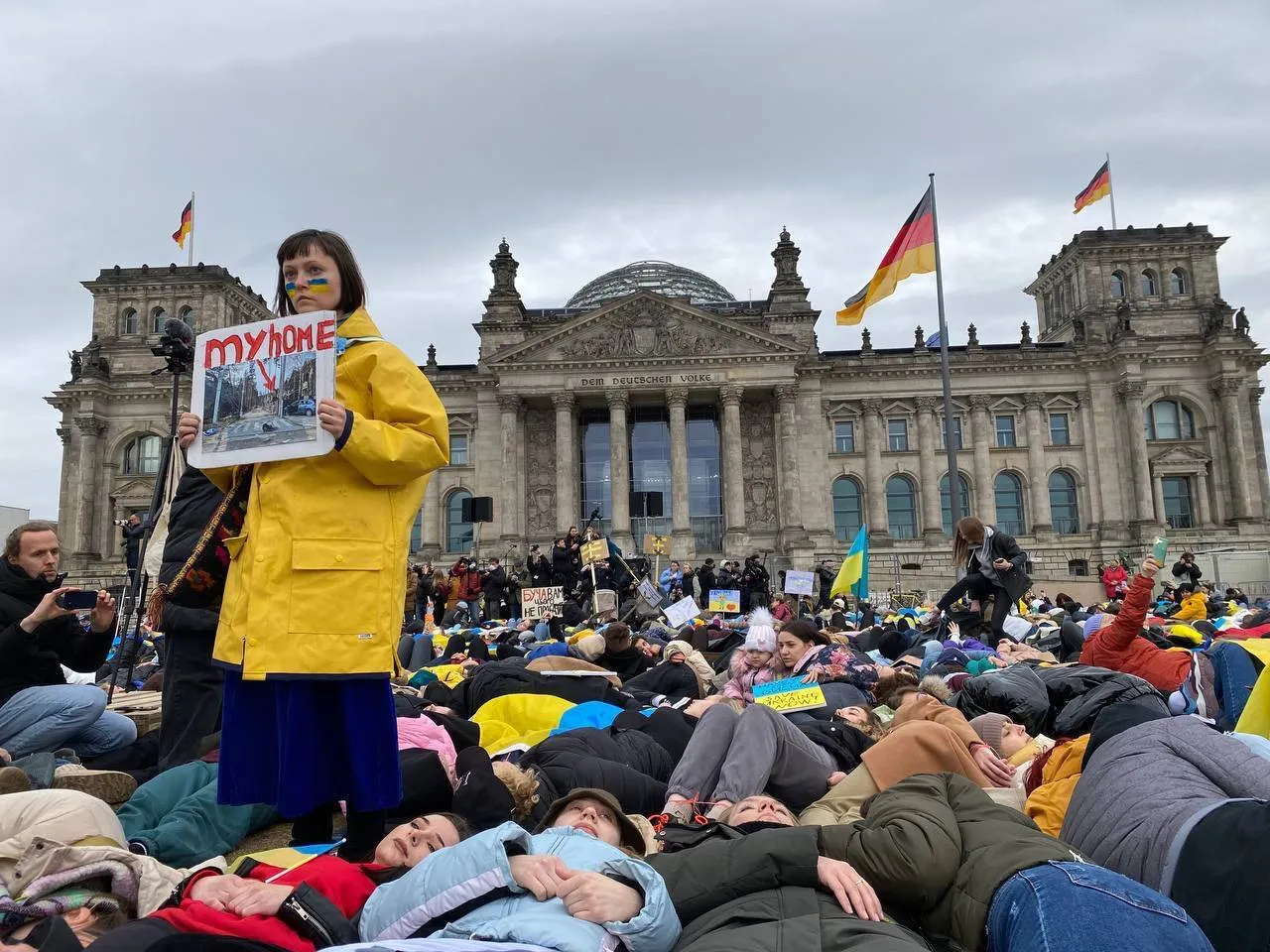 Люди собрались возле Бундестага. dqxikeidqxitkant