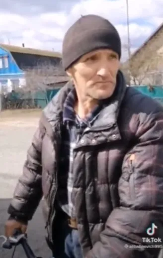 Человек, который следит за могилой Ерко. dqxikeidqxiqqeant