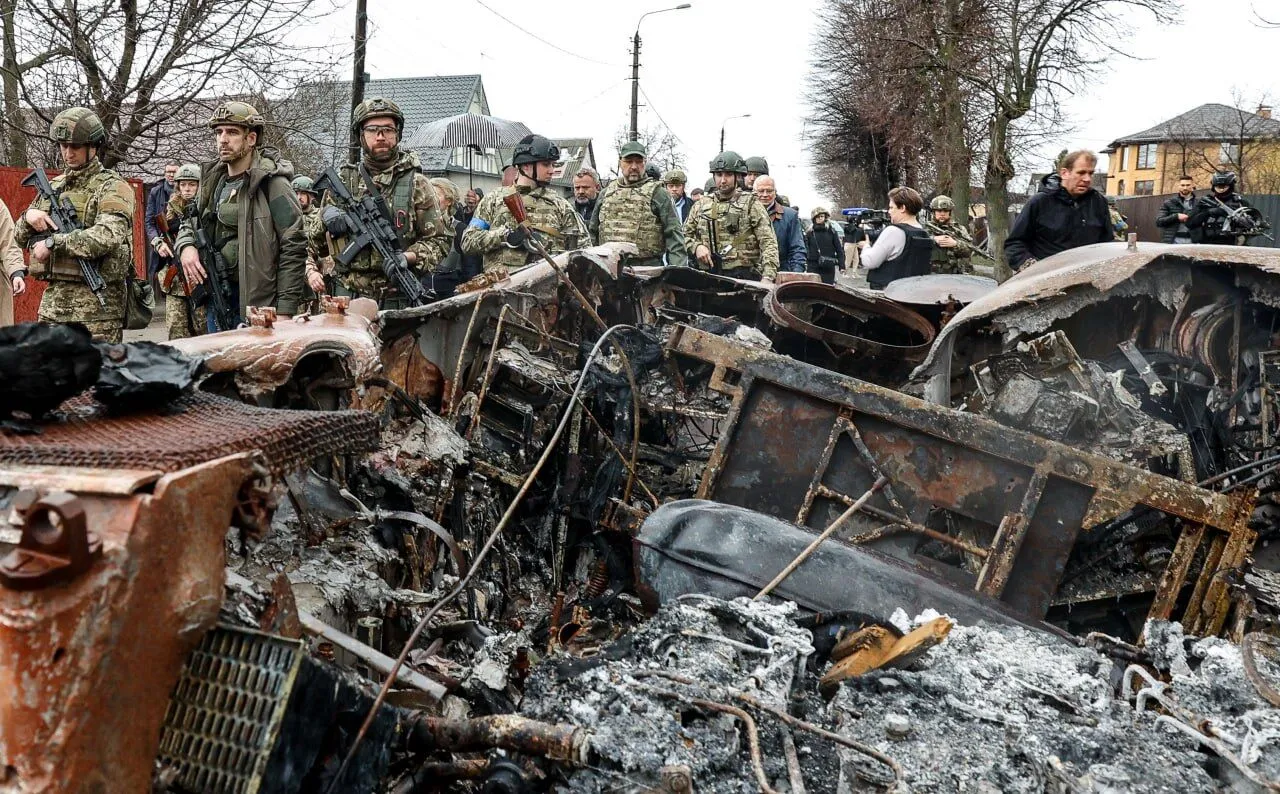 Европейским чиновникам показали разрушенный город