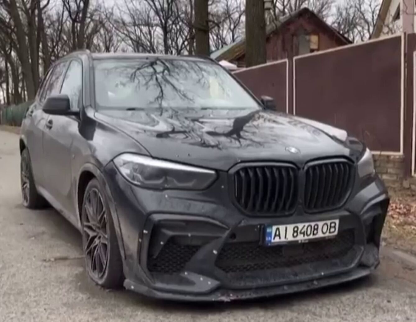 Оккупанты обстреляли машину, в которой находился мирный житель.