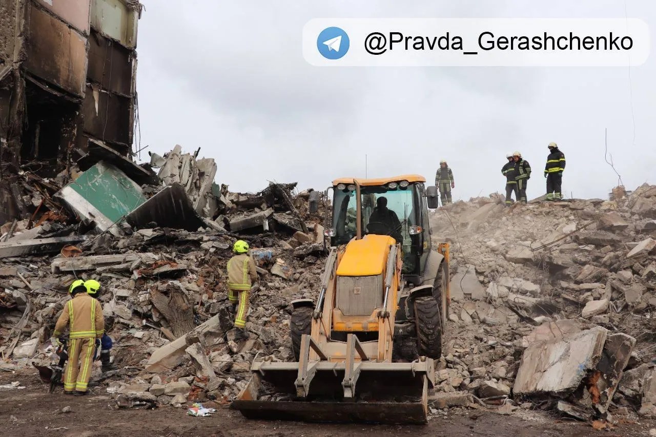 Спасатели продолжают искать тела погибших.