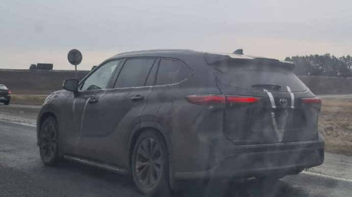 Российские оккупанты ездят по Беларуси на угнанных в Украине автомобилях, - СМИ 02