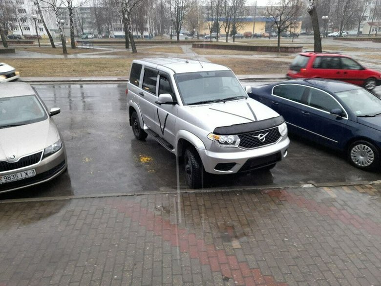 Российские оккупанты ездят по Беларуси на угнанных в Украине автомобилях, - СМИ 03