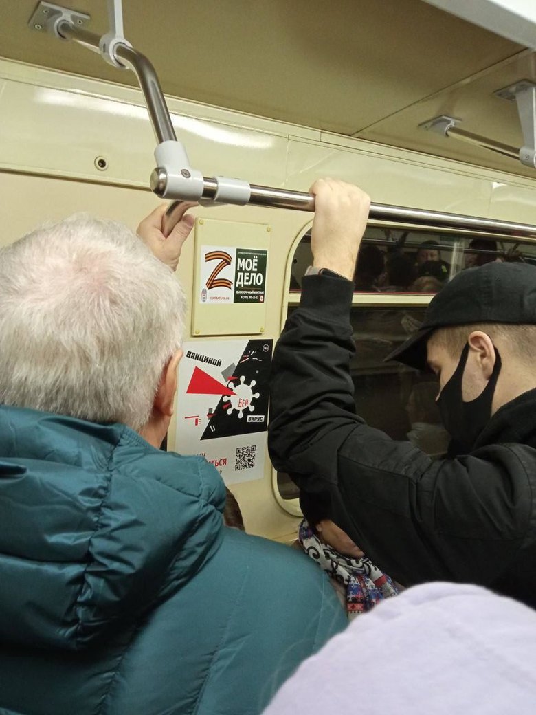 Потерь нет: В московском метро россиян агитируют подписывать контракт с армией РФ 02