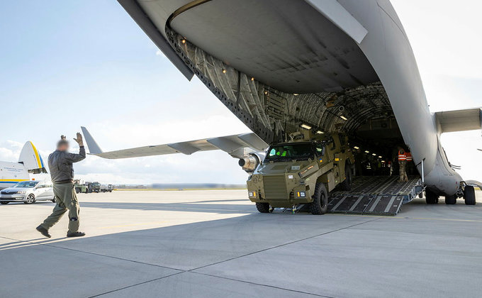 В Европу прибыли австралийские бронемашины Bushmaster для Украины 03