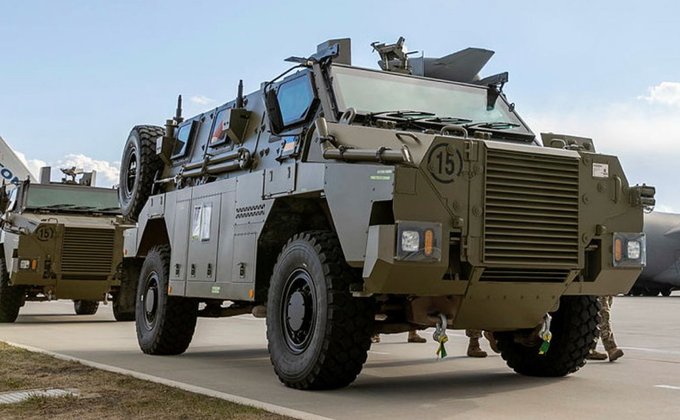 В Европу прибыли австралийские бронемашины Bushmaster для Украины 04