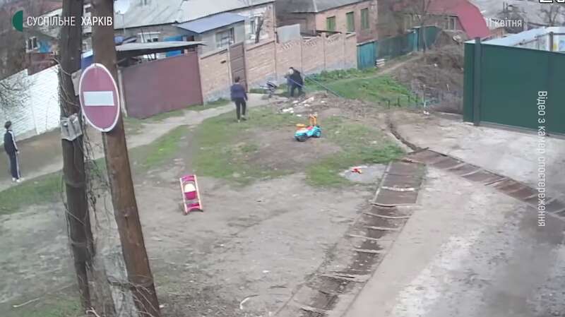 Кадр, снятый камерой наблюдения. Дети играли во дворе, когда произошла трагедия