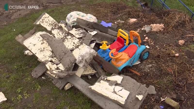 Детские игрушки во дворе, обстрелянном оккупантами