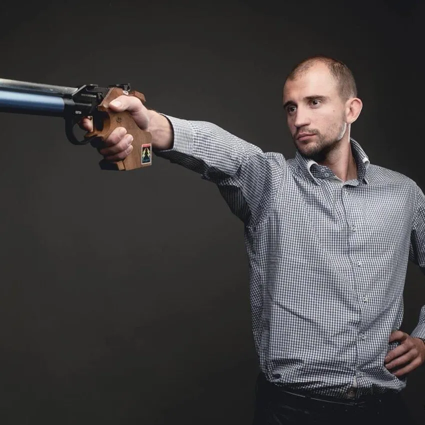 Александр Лесун с оружием .