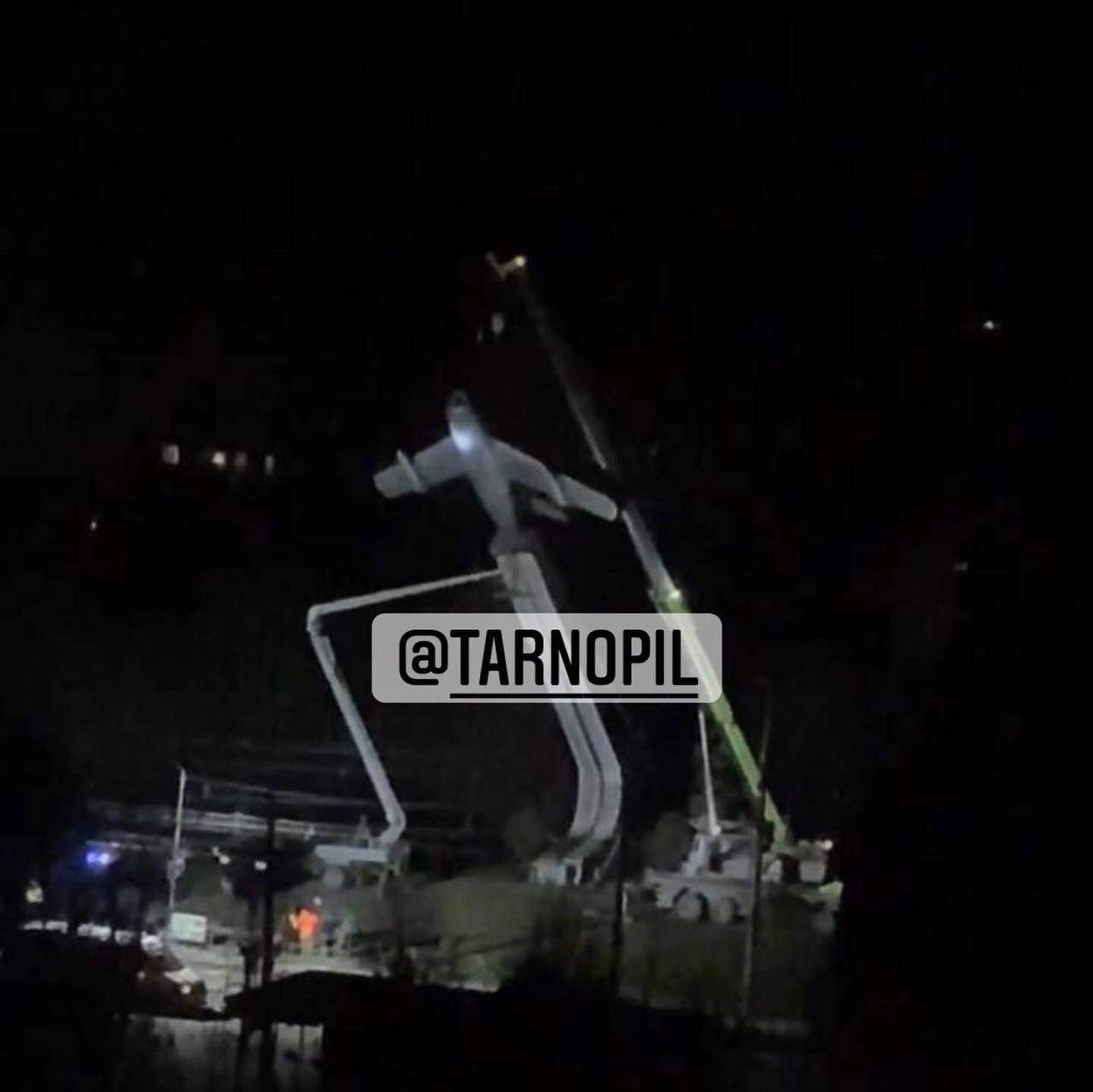 У Тернополі демонтували пам’ятник радянським льотчикам dqxikeidqxitkant