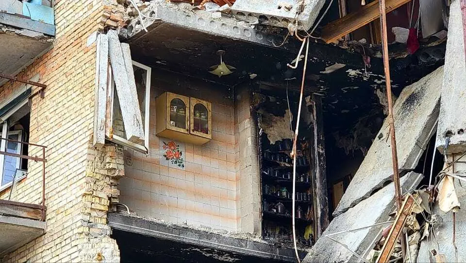 В Квартире чудом уцелел шкаф с посудой. dqxikeidqxiqqeant