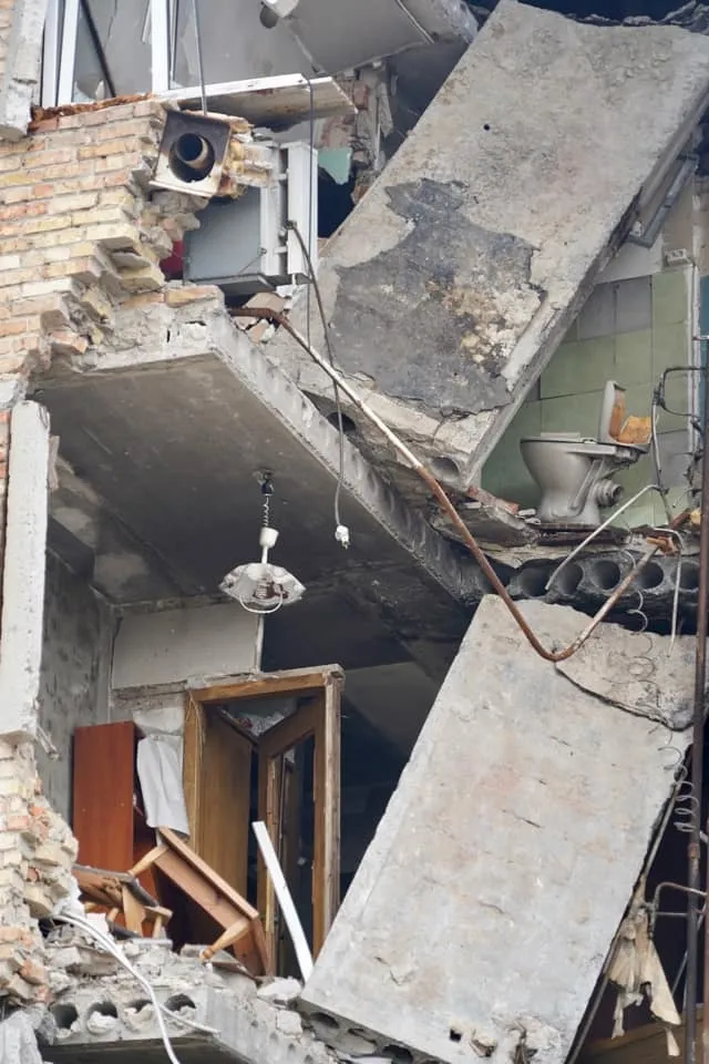 Уцелевшая люстра.