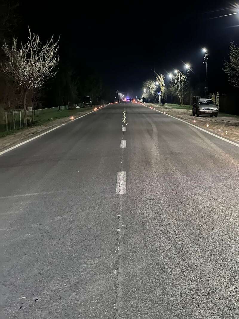 По обе стороны дороги люди выставили зажженные лампадки