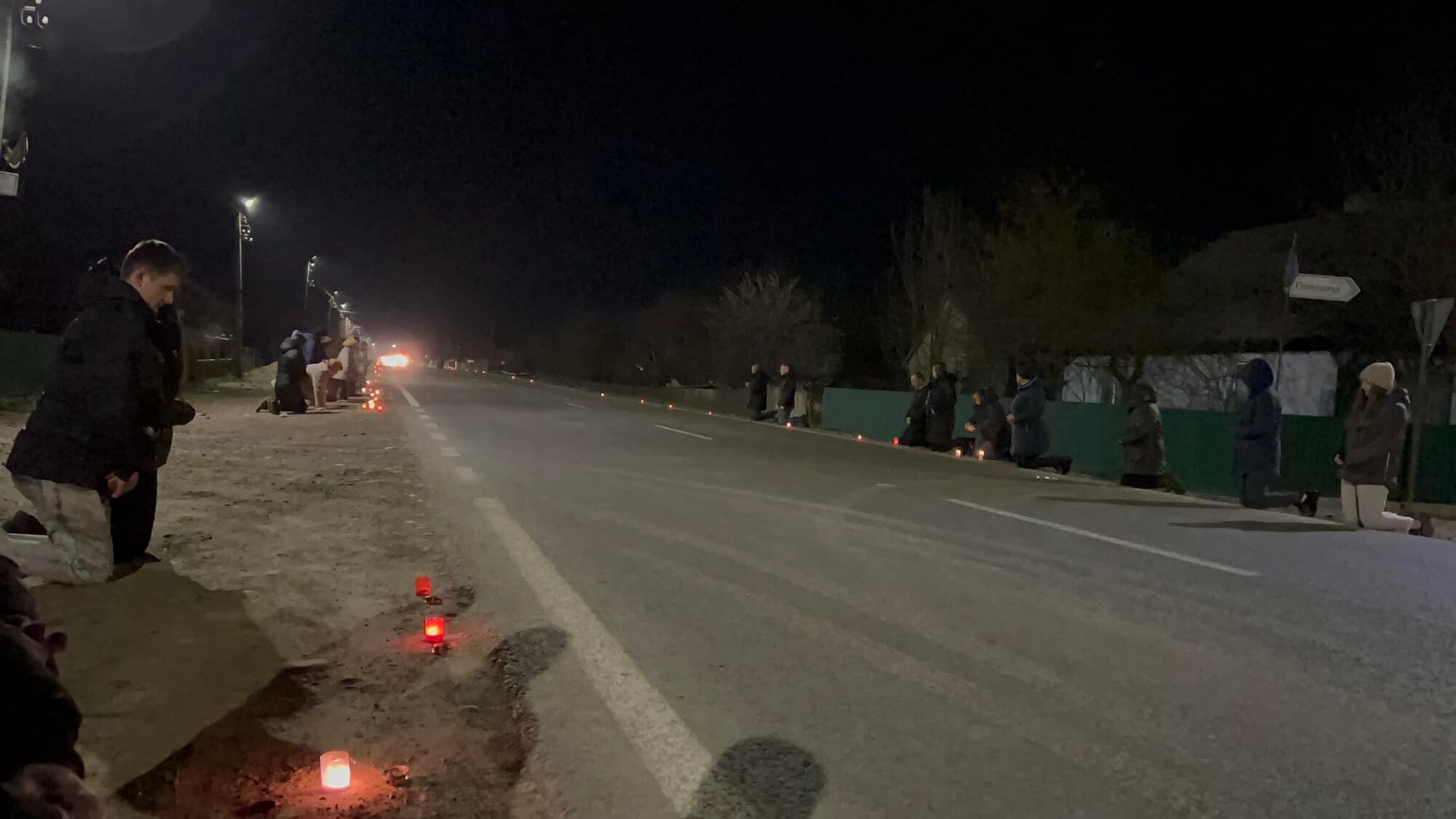 Люди встречали Героя на коленях