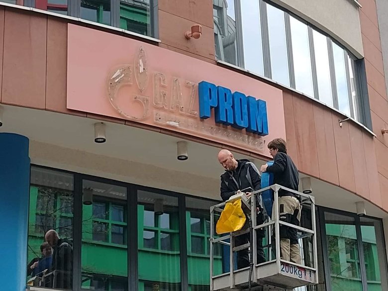 В Берлине демонтировали вывеску в главном офисе Gazprom Germania 01 dqxikeidqxiqqeant