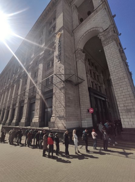 укрпочта, очередь за маркой, отделение укрпочты в киеве, здание укрпошта dqxikeidqxiqqeant