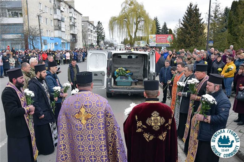 Тернопольщина простилась с погибшим 38-летним воином Сергеем Грищуком, вернувшимся из Польши, чтобы защищать страну 02 dqxikeidqxiqqeant