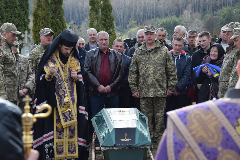 Тернопольщина простилась с погибшим 38-летним воином Сергеем Грищуком, вернувшимся из Польши, чтобы защищать страну 07