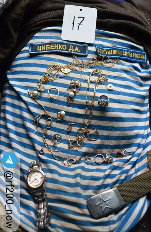 Тіло вбитого російського солдата Дєніса Цибєнка разом з його "трофеями"