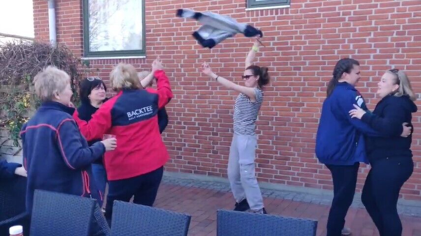 Украинские "беженки" танцуют под российские хиты