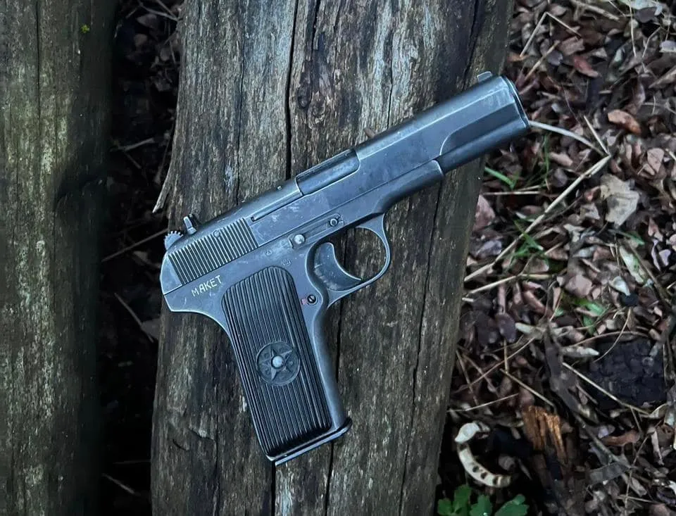 Пистолет мужчине подарил российский оккупант.