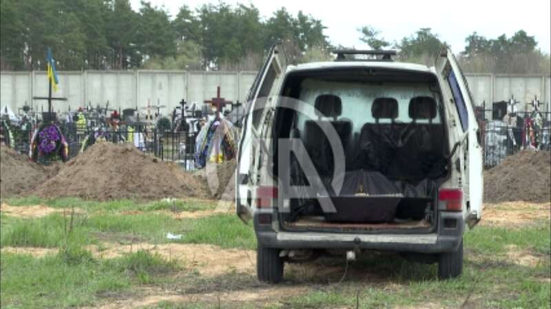 Ежедневно на кладбище хоронят жертв российской оккупации Бучи . dqxikeidqxiqqeant