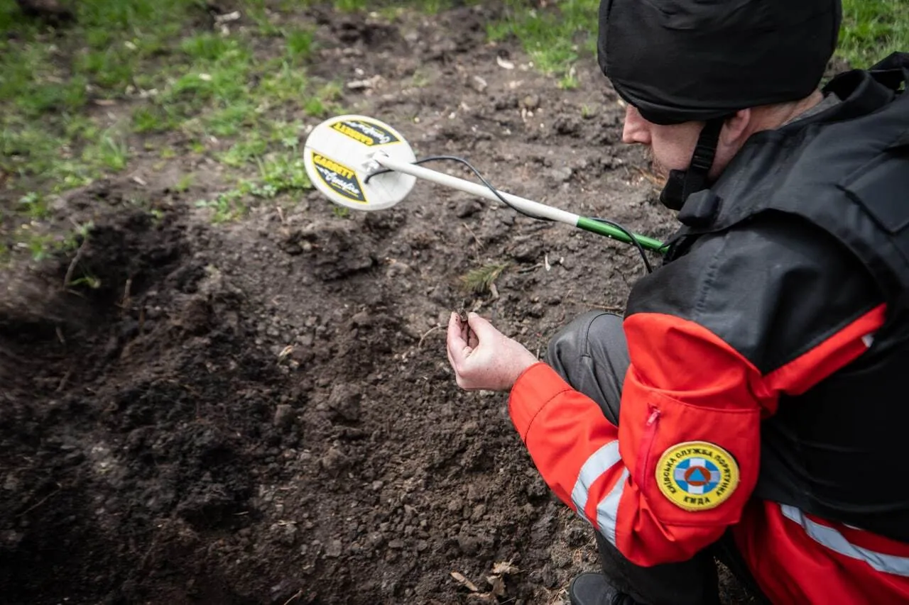 Саперы продолжают обследование местности.