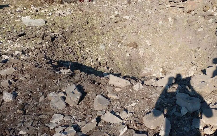 Воронка от российской ракеты dqxikeidqxiqqeant