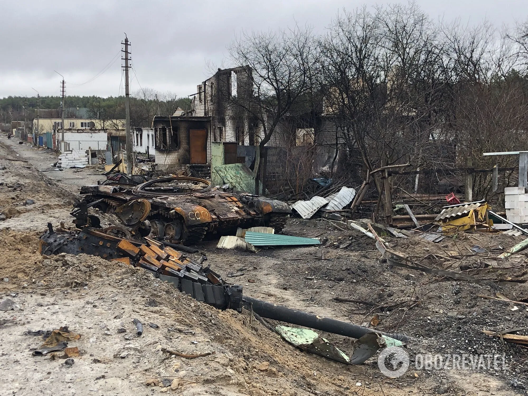 Сгоревший российский танк с оторванной башней