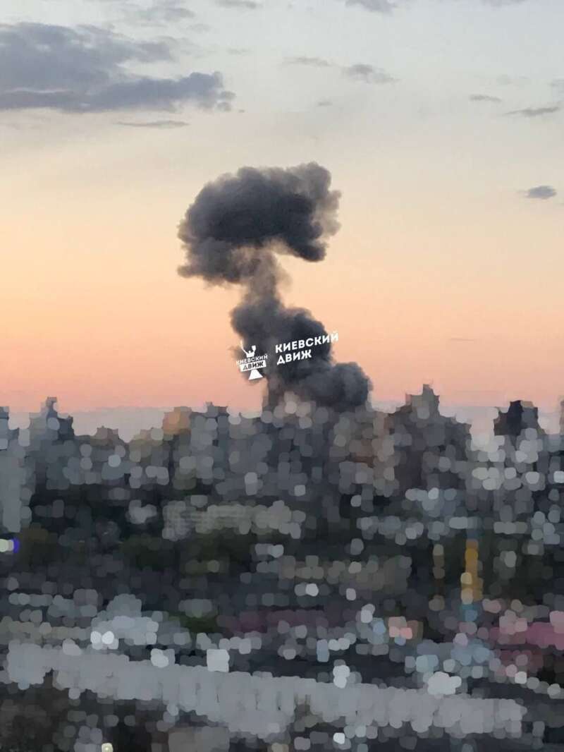 В Киеве во время визита генсека ООН прогремели взрывы. Над одним из районов облако дыма dqxikeidqxitkant