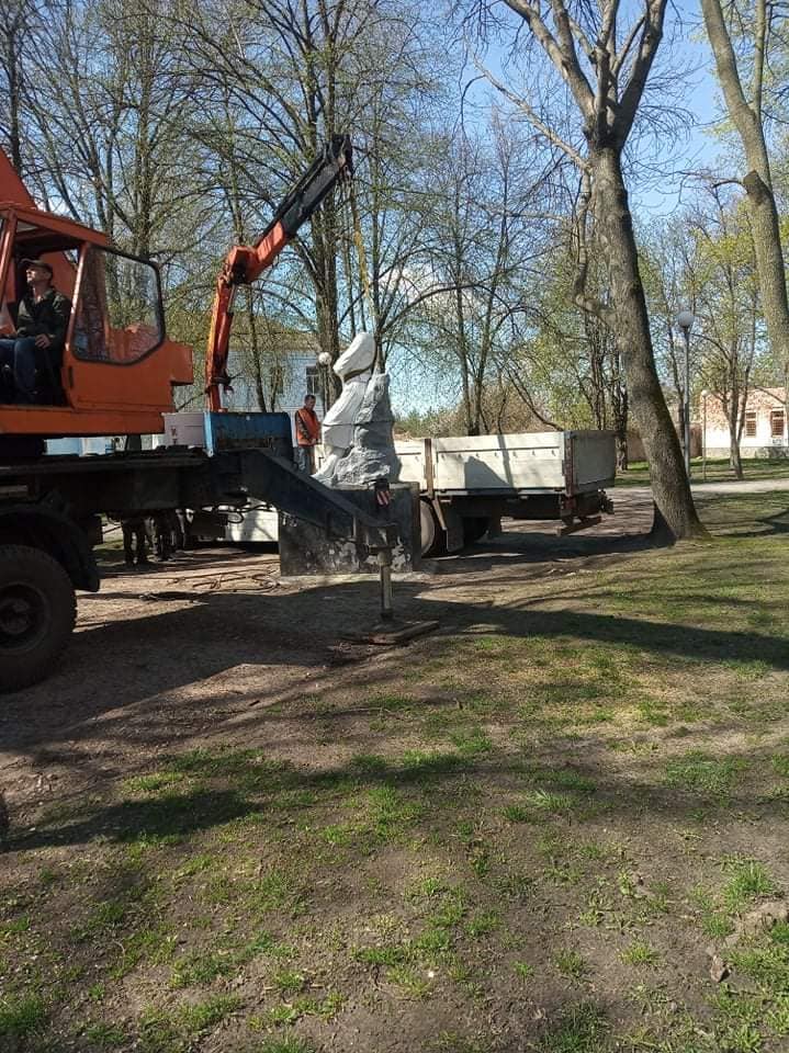 У памятника Пушкину в Конотопе при демонтаже отвалилась голова 02 dqxikeidqxiqqeant