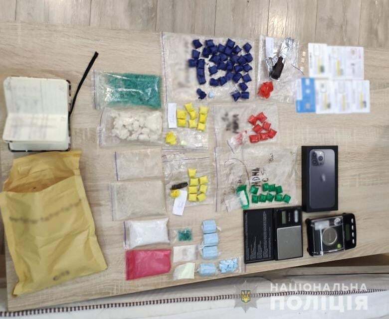 Во время обысков у злоумышленника нашли наркотики.