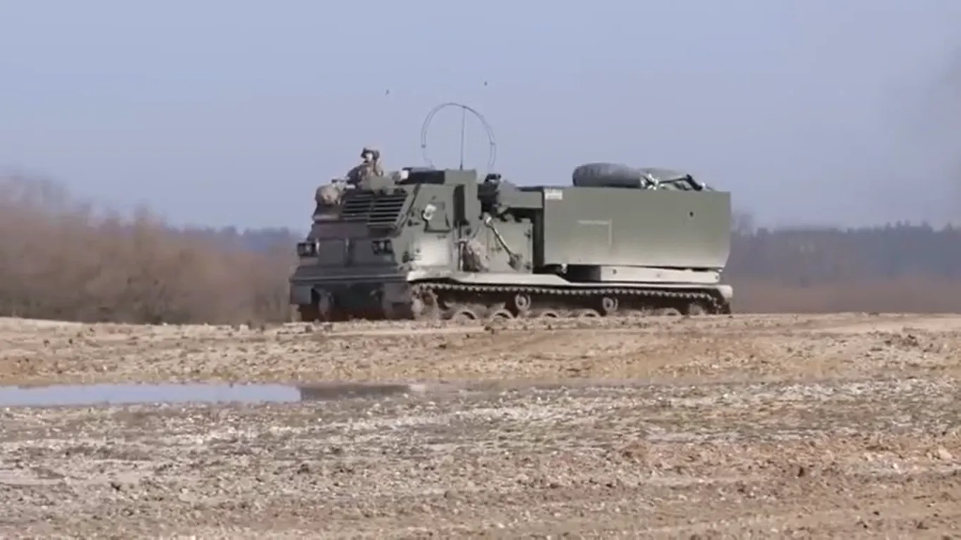 Американская реактивная система залпового огня M270 MLRS dqxikeidqxiqqeant