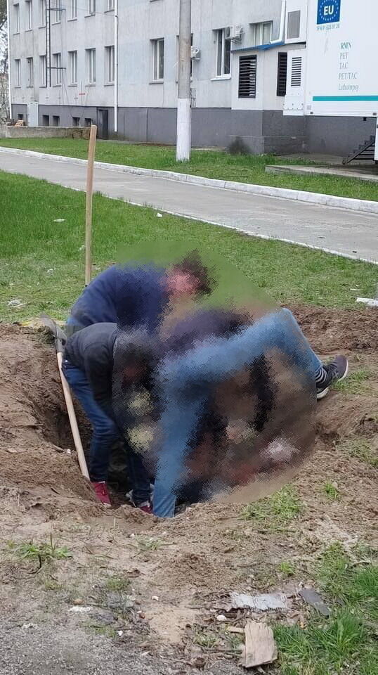 20-летний американец помогает эксгумировать тела погибших. dqxikeidqxiqqeant