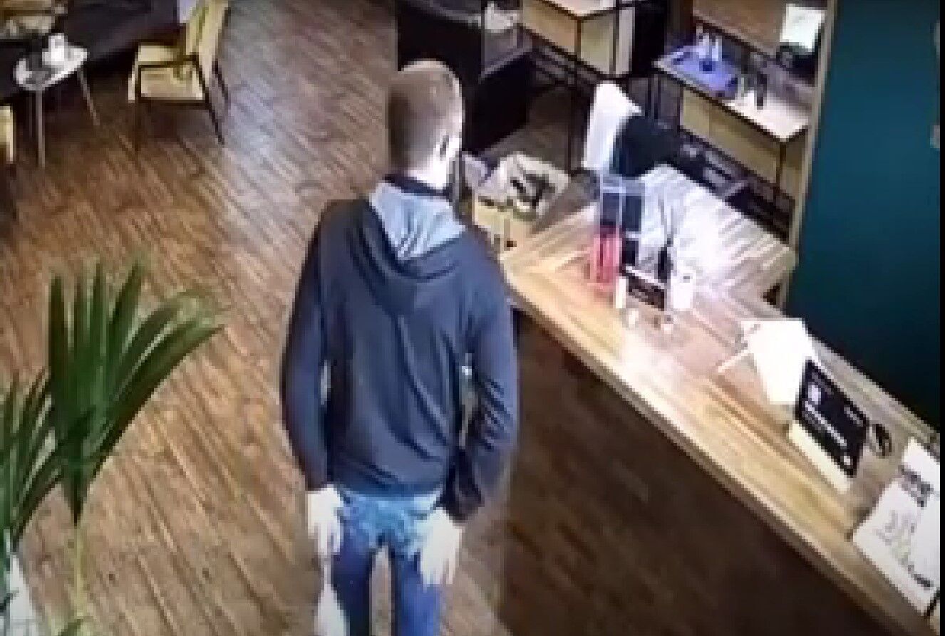 Злоумышленник воспользовался отсутствием администратора. dqxikeidqxiqqeant