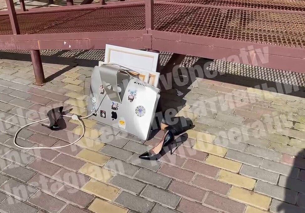 Мужчина выбрасывал из окна вещи.