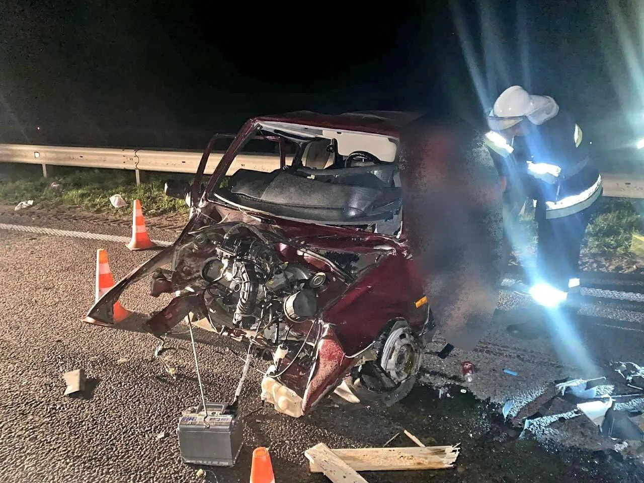 Двигатель авто буквально вмяло внутрь салона.