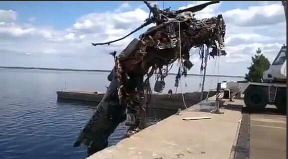 Сбитый вертолет оккупантов подняли со дна реки.