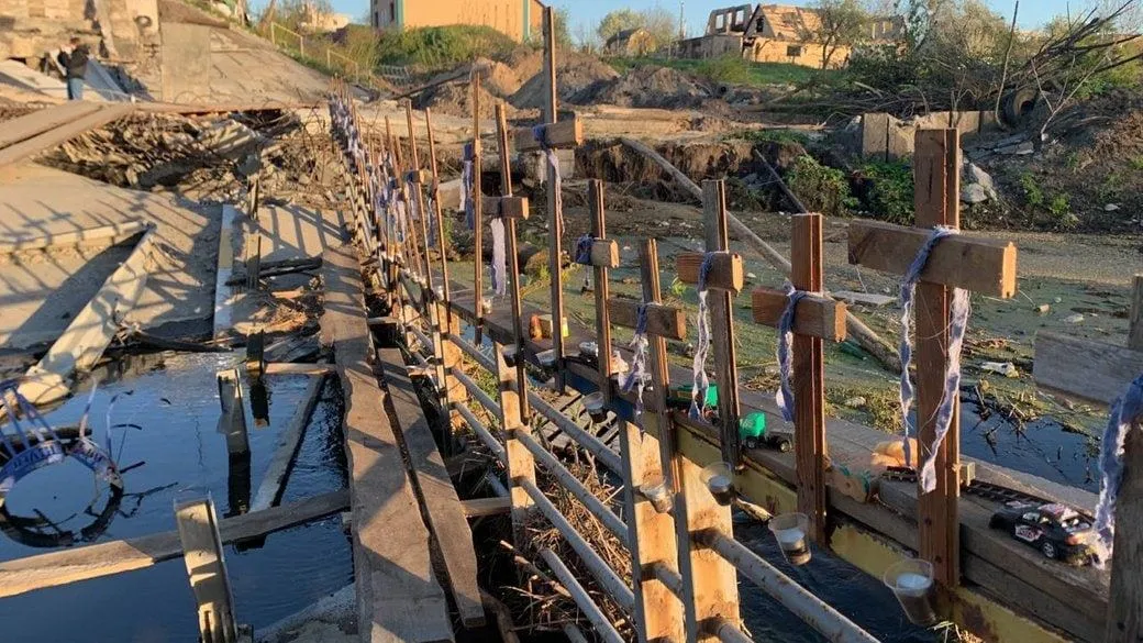 Здесь установили 60 крестов и разложили детские игрушки.