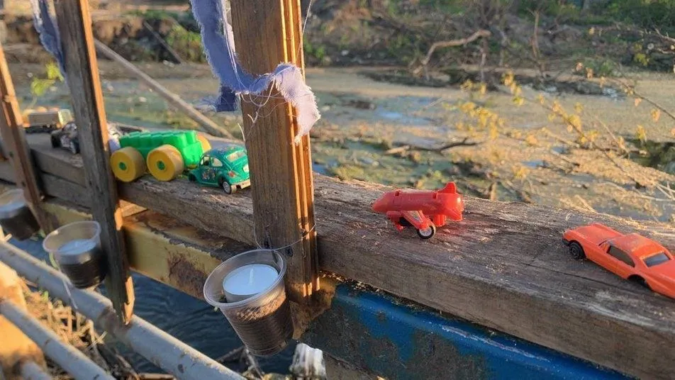 Детские игрушки возле крестов.