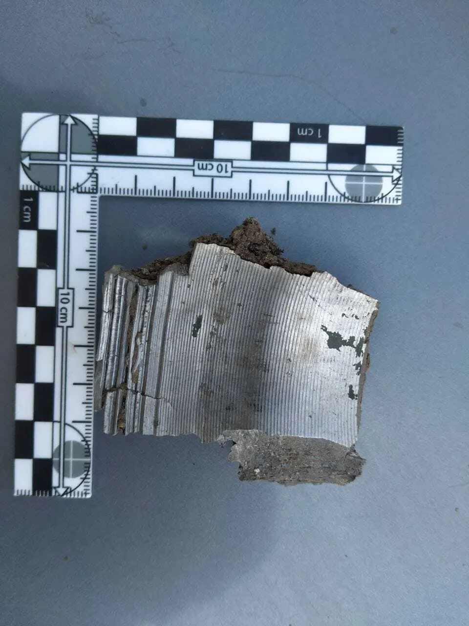 Один из найденных осколков от российских снарядов, по которым агрессор обстреливает мирные города и села Донецкой области.