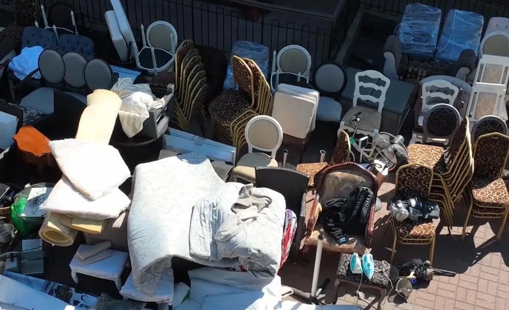 Злоумышленники вынесли мебель, посуду и мусорные баки. dqxikeidqxitkant