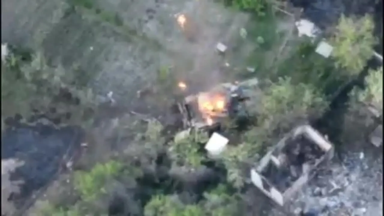 Горящий танк рашистов dqxikeidqxiqqeant