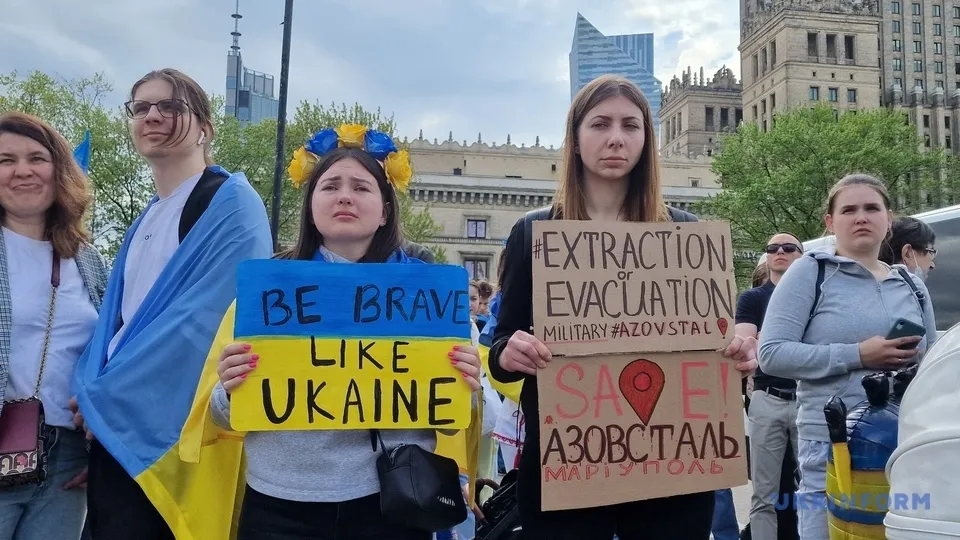 Девушки требовали помочь украинским воинам в Мариуполе
