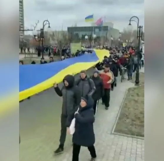 Люди вышли на митинг в Бердянске. dqxikeidqxiqqeant