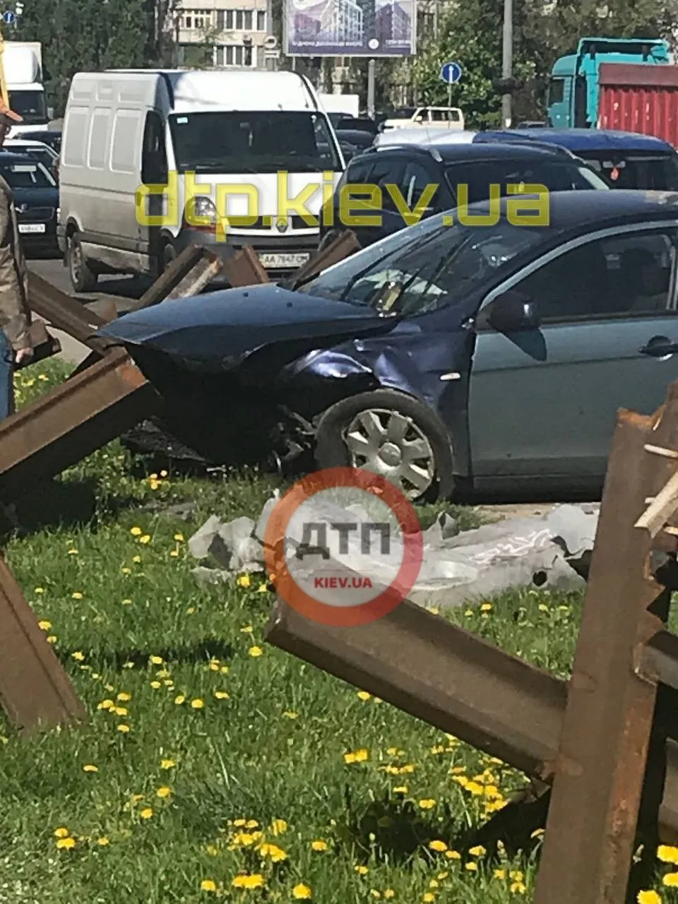 Машина протаранила бетонные блоки. dqxikeidqxiqqeant