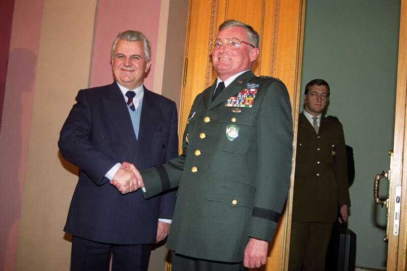 1992. Леонид Кравчук приветствует главнокомандующего силами НАТО в Европе Джона Шаликашвили в Киеве (фото – Сергей Супинский/EPA) 1992. Леонид Кравчук приветствует главнокомандующего силами НАТО в Европе Джона Шаликашвили в Киеве (фото – Сергей Супинский/EPA)